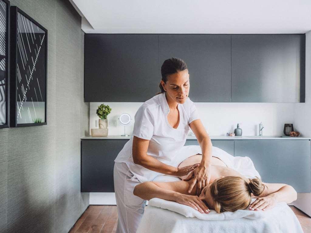 Hotel Sls Buenos Aires Puerto Madero Einrichtungen foto A massage therapist treating a patient