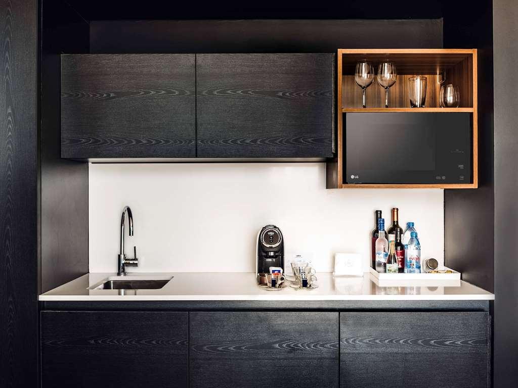 Hotel Sls Buenos Aires Puerto Madero Zimmer foto A wet bar in a hotel room